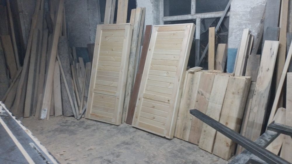 Деревянные двери для бани
