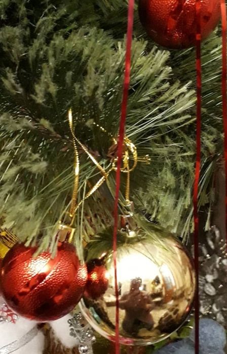 Новогодняя ёлочка вместе с игрушками .