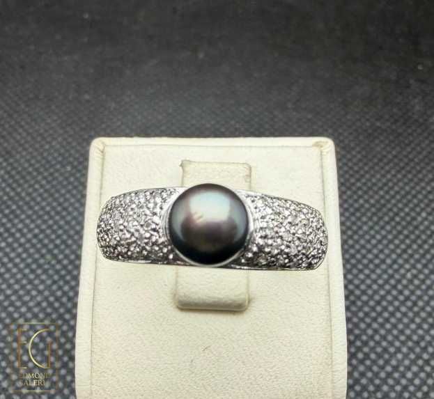 Inel din aur, decorat cu diamante și perlă Tahiti
