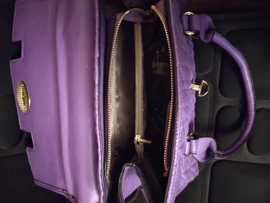 Geanta de dimensiuni medii