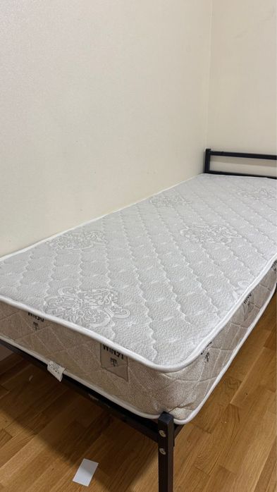 Кровать с матрасом