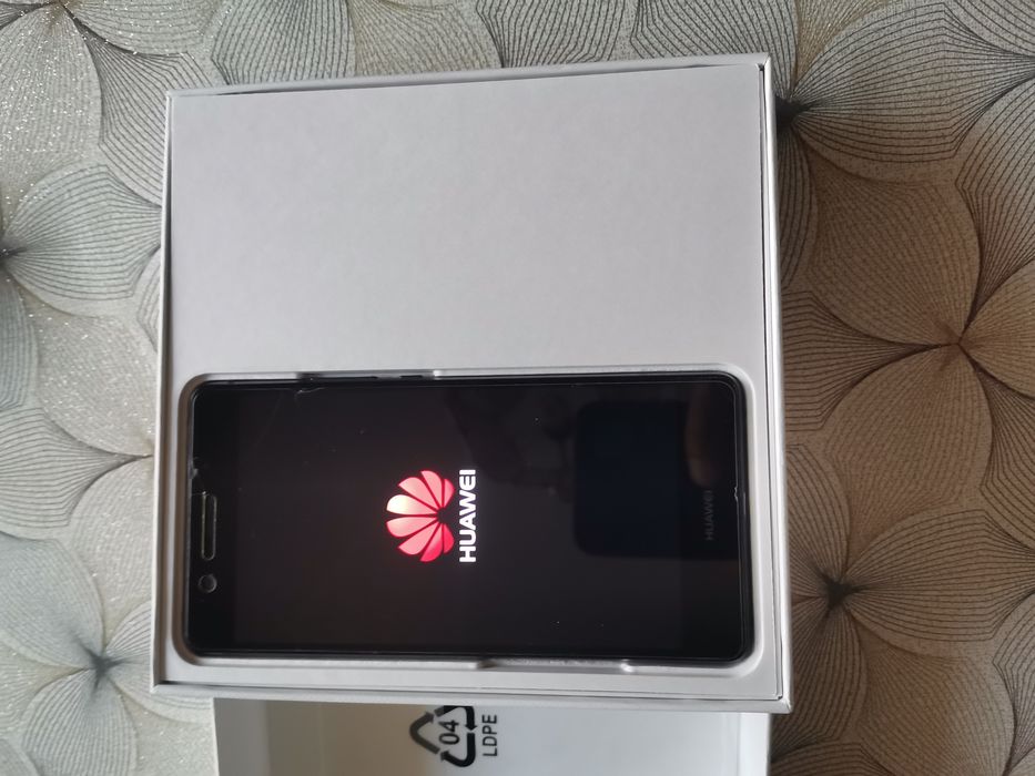 Huawei P9 lite с кутия и неизползвани зарядно и кабел