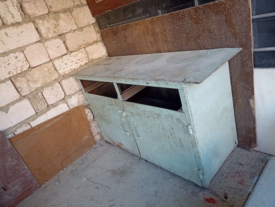 Металлические шкафы, столы