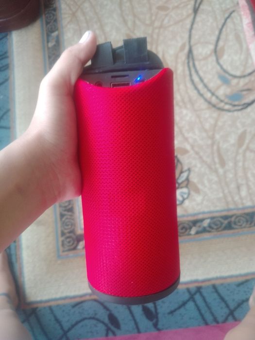 Красный и удобный колонка