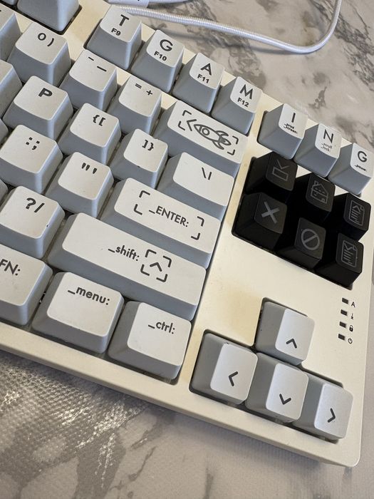 Tastatură mecanică AQRYS Aludra TKL, cablu USB-A, alb/negru