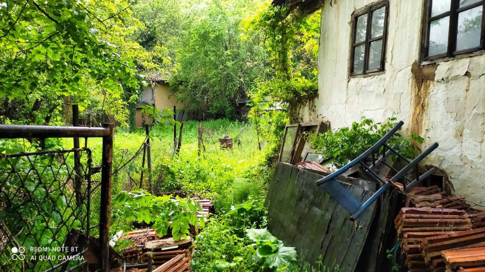 УПИ - 1300 м2 със стара къща за събаряне