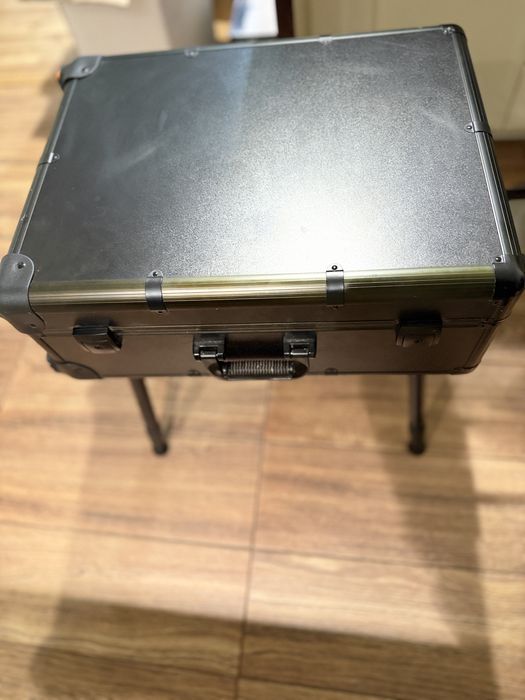 Portfard cosmetic, case valiza cu picioare lumini si spatii mari