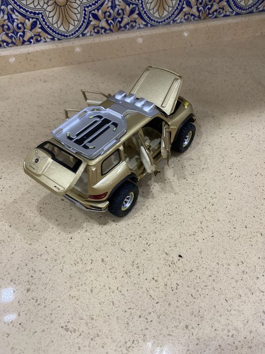 Мерседес золотой окраски