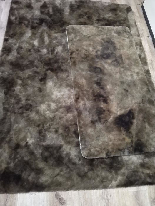 Covor și traversa maro închis.