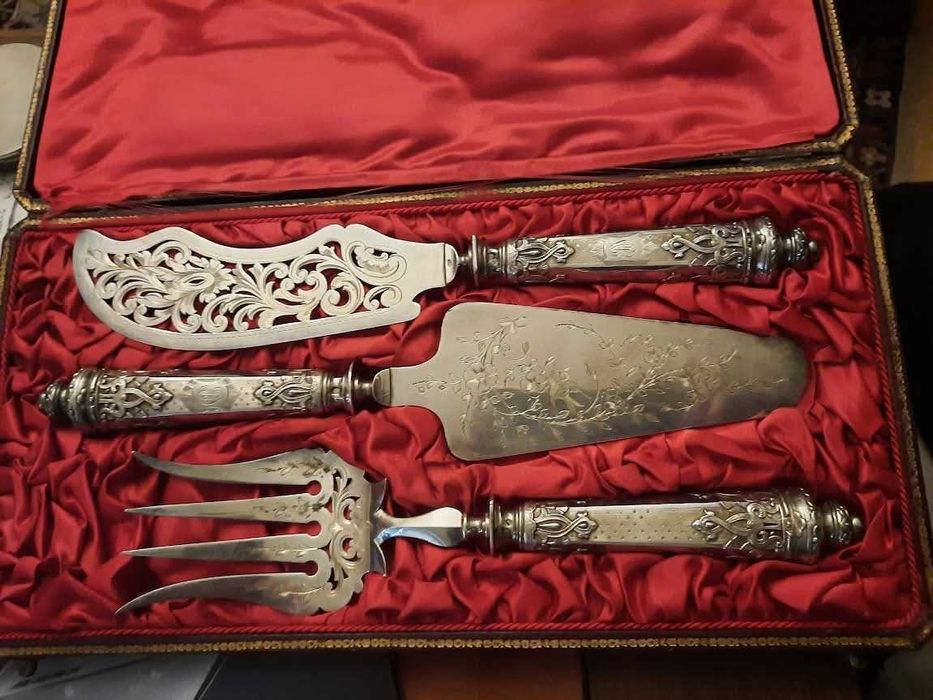 set de tacâmuri pentru pește sau tort lucrat în argint masiv