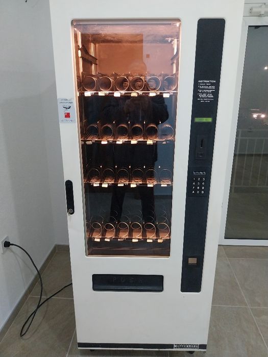 Продавам хладилна вендинг машина за снаксове и напитки