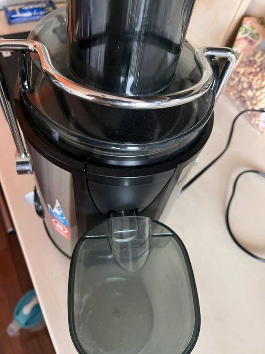 Продавам сокоизстисквачка Rohnson R-435 (800W)