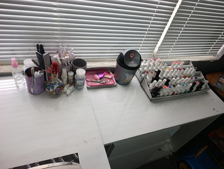 Бюро с оборудване за маникюр