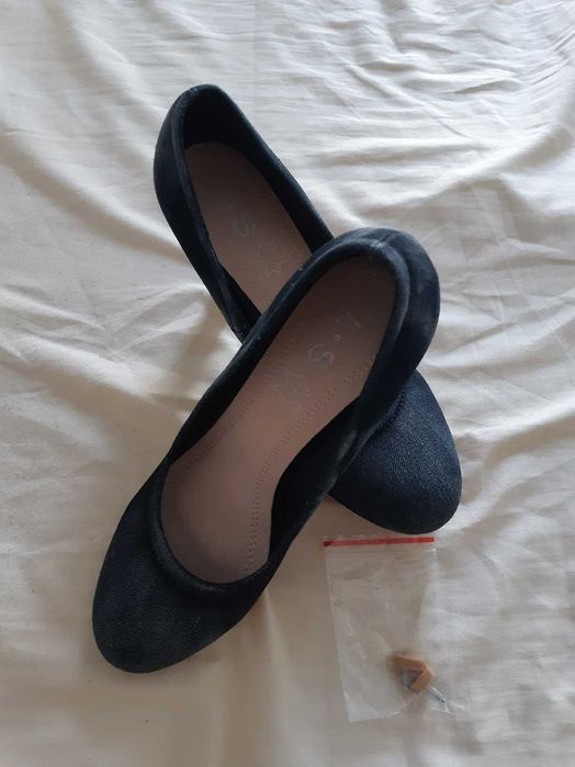 Pantofi negri cu toc - produs nou