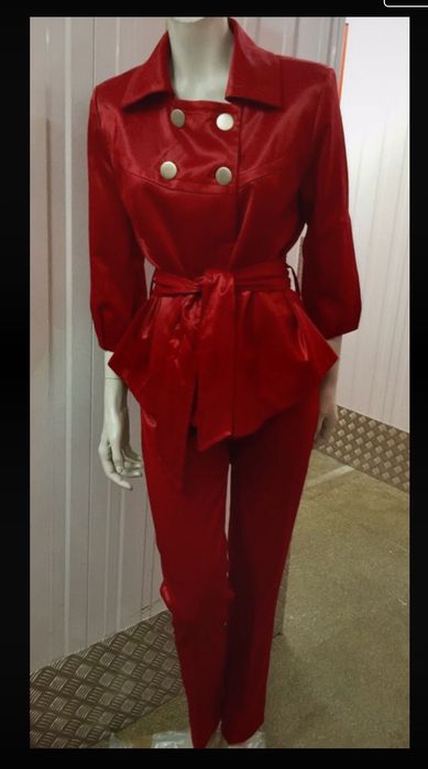 Superb costum roșu . M 38-40