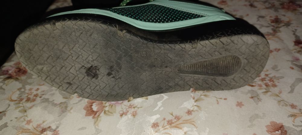 Продава дамски спортни обувки