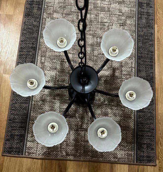 Продам люстру с шестью плафонами