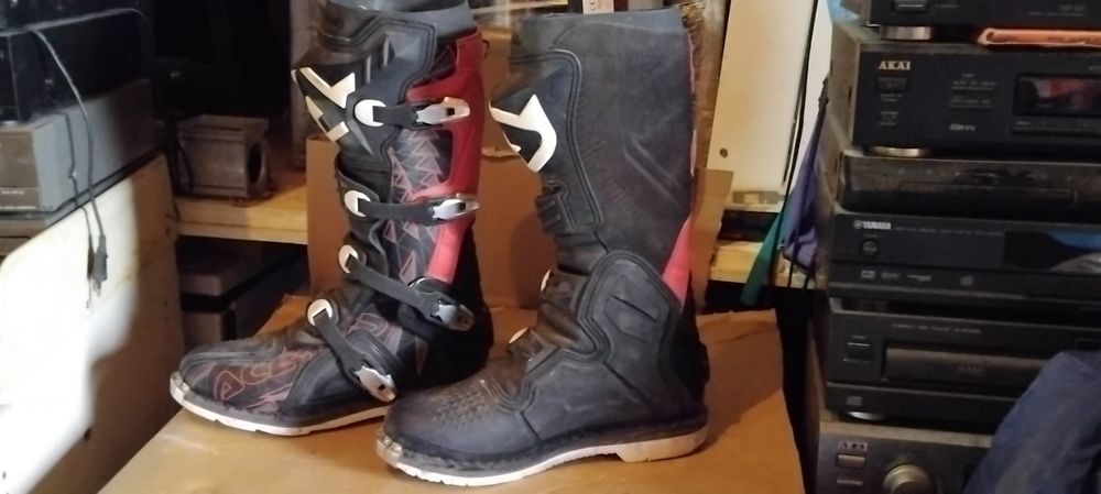 Мотоциклетна екипировка (боти,шлем)