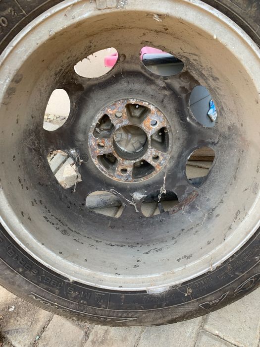 Vând o singură jantă pe 15 de Mercedes
