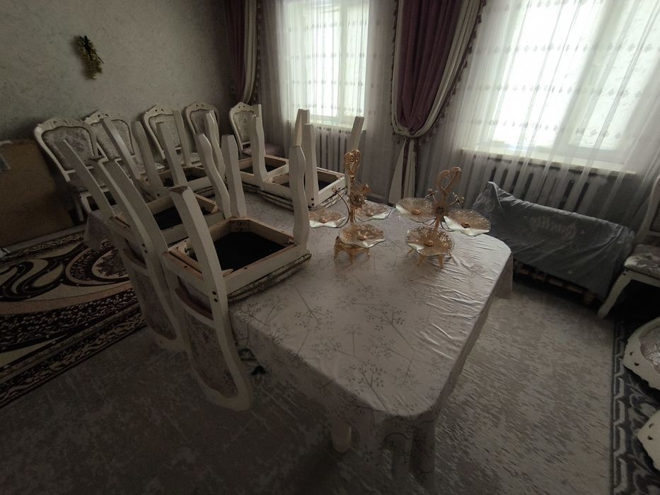 Стол сатылады стульямен бырге