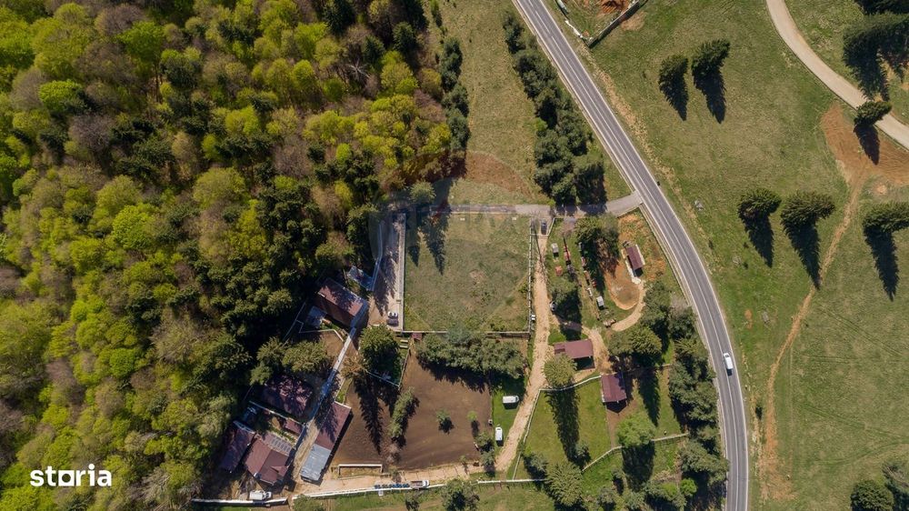 Poiana Brașov | teren cu panoramă largă către munți