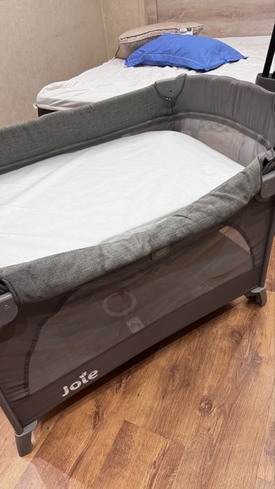 Продаю кровать манеж Joye