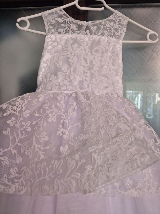 Rochie alba cu trena potrivită pentru micile domnișoare de onoare
