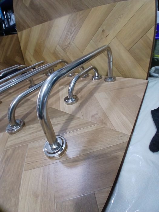 Poruchin . Vanna va hojathona uchun ushlagich.