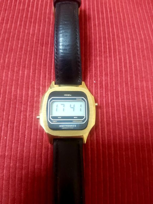 Продоется часы в одном лотом