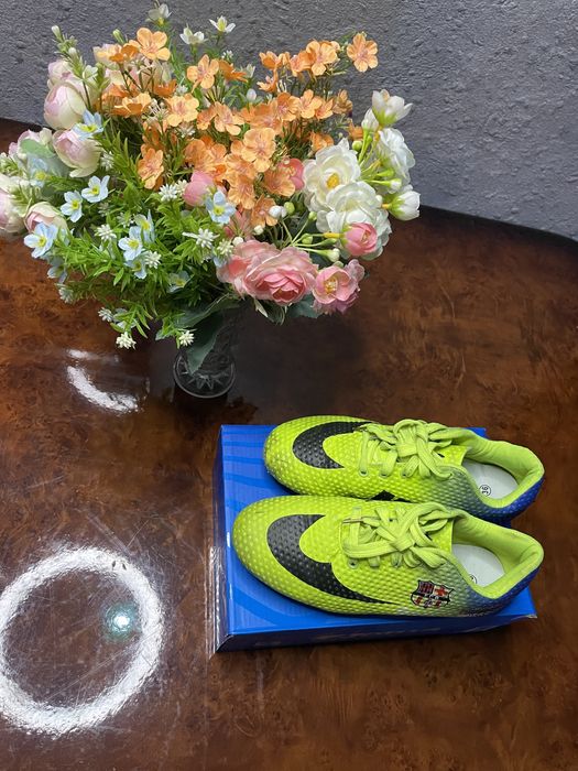 Футбольные кроссовки