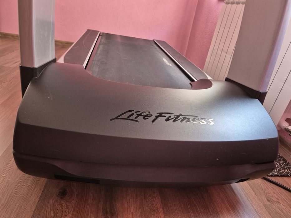 Професионална бягаща пътека Life Fitness 95T
