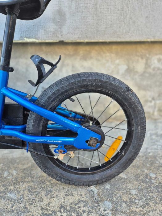 Vând bicicletă pentru copii, roți de 16”, de culoare albastră, în stare foarte bună, conform pozelor.
