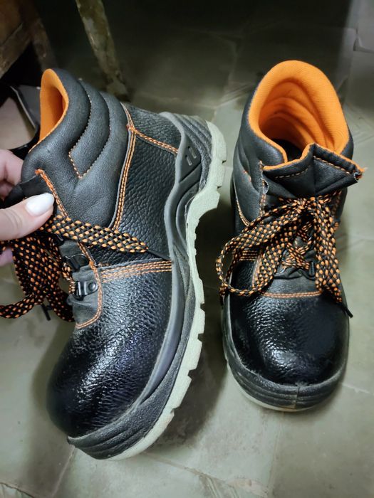 Продам спец обувь