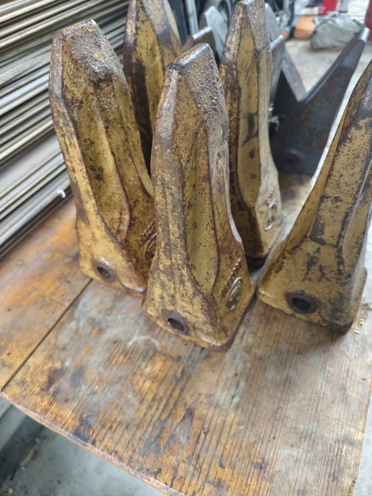 Зубья коронки на ковш экскаватора