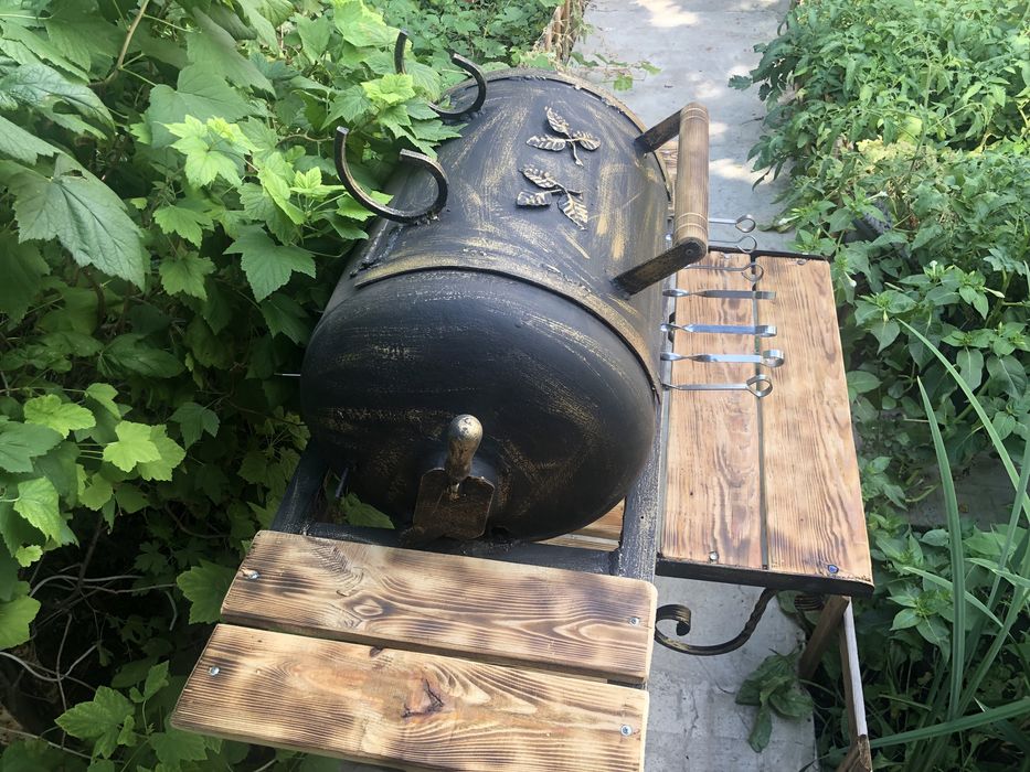 Продам мангал со столиком и барбекю.