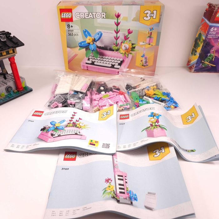 Vând LEGO® Creator 3in1 Typewriter with Flowers (31169)[363 Piese]