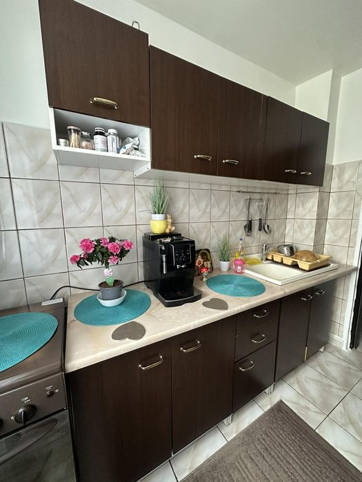 Mobilă și lustră bucătărie