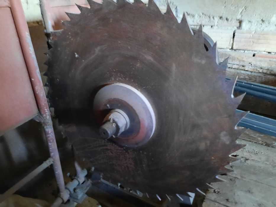 Трифазен циркуляр за рязане на дърва с люлка.