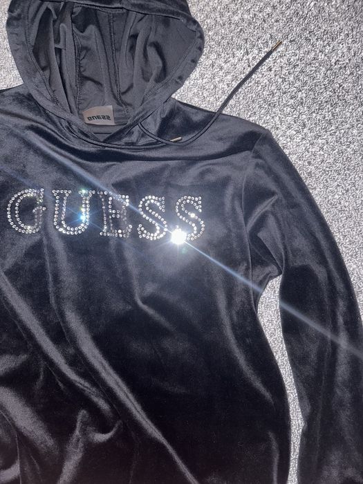 Hanoracul negru guess cu sclipici