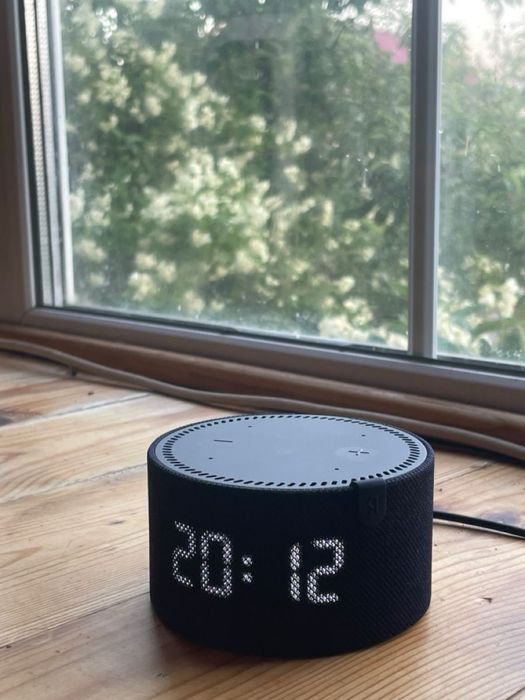 продается колонка алиса с часами