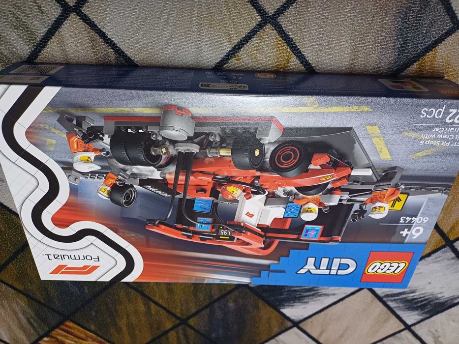 LEGO City Boxa si mecanici F1 cu masina Ferrari 60443