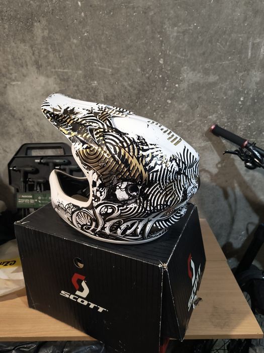 ЧИСТО НОВА КАСКА!!! Scott spectre FR