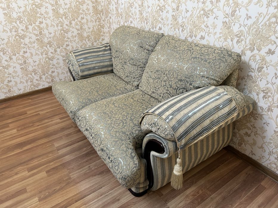 Продаю комплект мягкой мебели: диван + софа + кресло