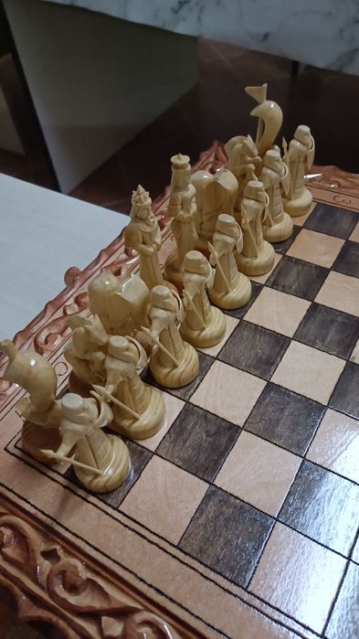 Шахматный ларец с фигурами.