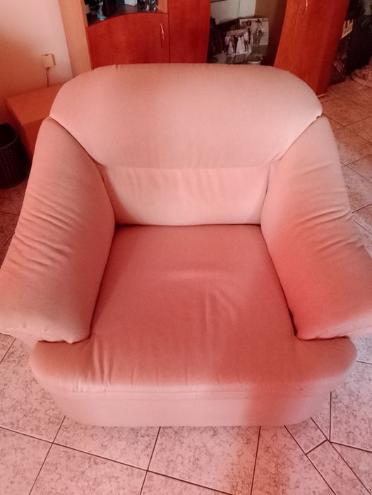 Продавам два броя кресла.