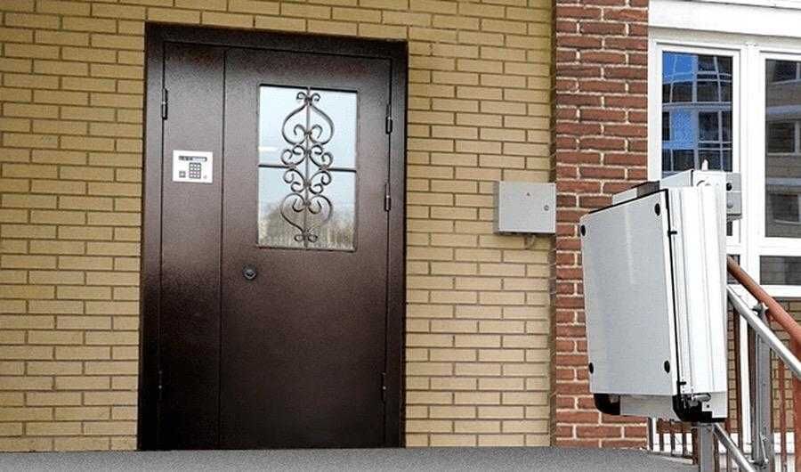 Двери для подъездов многоквартирных. Двери домофонные подъездные бином. Подъездная дверь с домофоном. Входная дверь в многоквартирный дом. Противопожарные двери хорман.