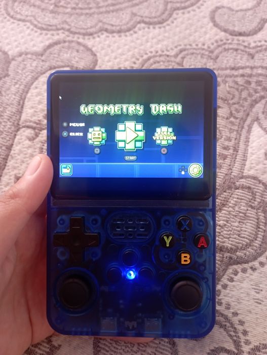 Приставка r36s прошитая (продам-обмен)