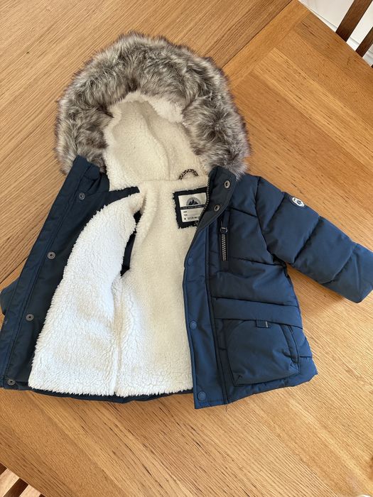 Vand geaca bebe C&A blana/iarna marimea 74(6-9 luni)