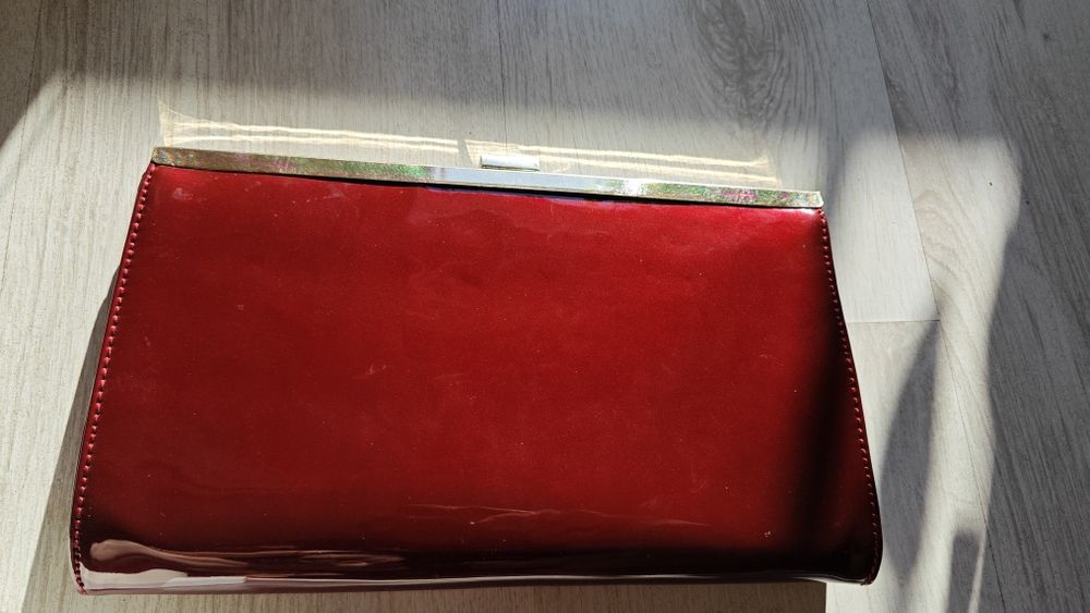 Дамска чанта от лак и златно закопчаване