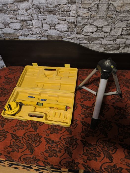 Продавам геодезически статив и лазерен нивелир